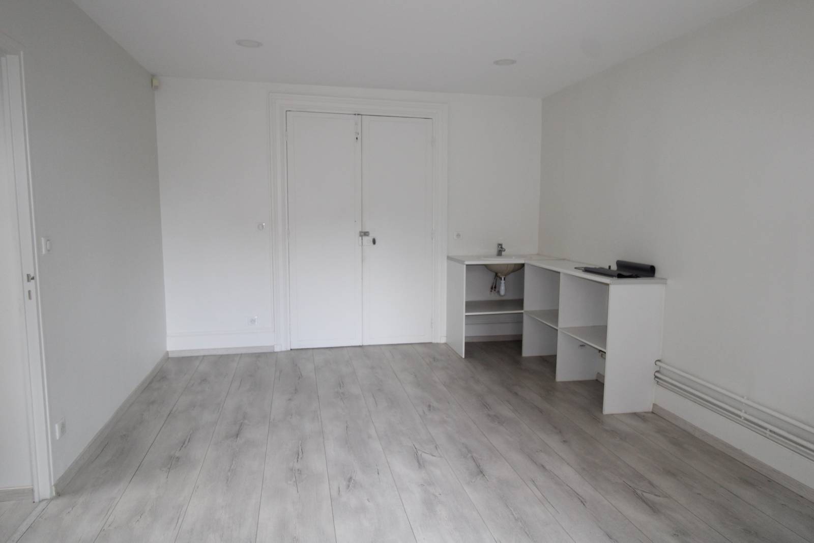 A LOUER LOCAL PROFESSIONNEL EN PARFAIT ETAT