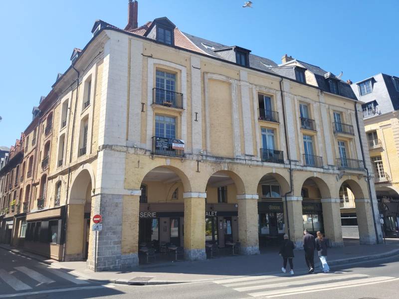 A VENDRE APPARTEMENT DE TYPE T2 - Entièrement rénové - 1er étage - 55.60 M² CARREZ - DPE en D - Vue sur le Port de DIEPPE