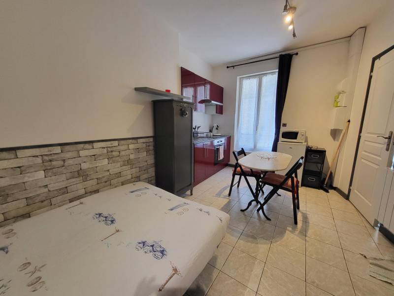 A VENDRE APPARTEMENT DE TYPE STUDIO RÉNOVÉ - 17,38 M² Habitables - 1er étage - A deux pas de la Place du Puits-Salé - DIEPPE