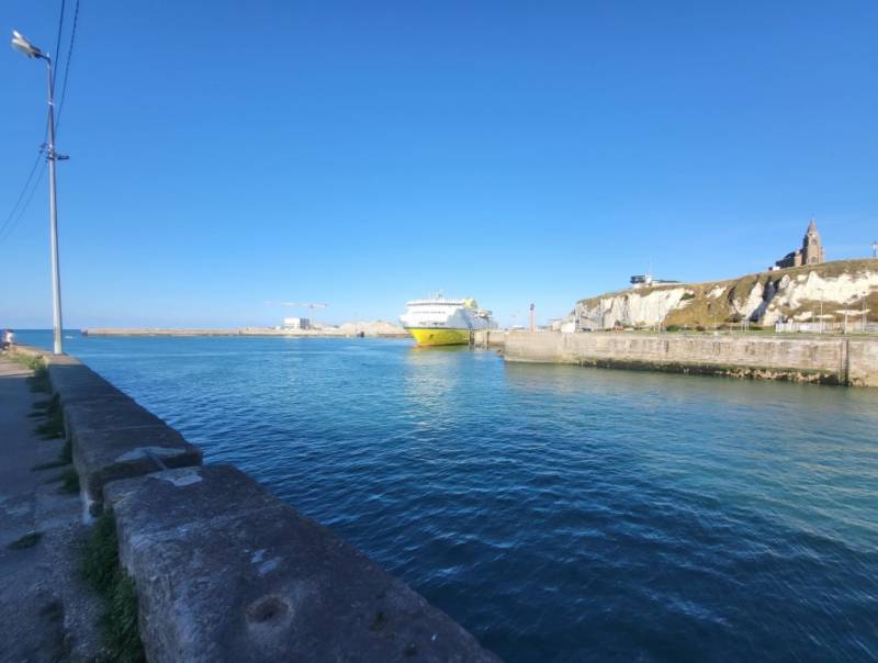 A VENDRE APPARTEMENT DE TYPE T2 - 43 M² HABITABLES - VUE SUR LE CHENAL - RDC SURÉLEVÉ - PORT DE DIEPPE