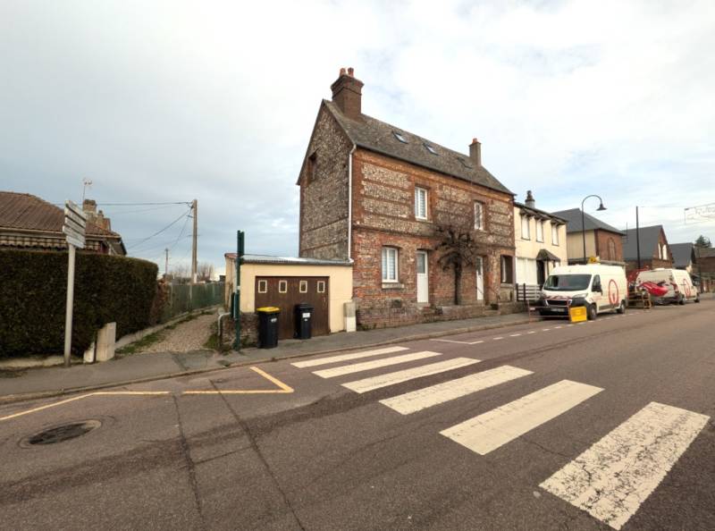 A VENDRE MAISON DE CARACTÈRE EN BRIQUE ET SILEX DE TYPE T4 - Entièrement rénovée - DPE en D et A - 91 M² au sol - 3 Chambres - Dans le centre du village de SAINT-NICOLAS-D'ALIERMONT