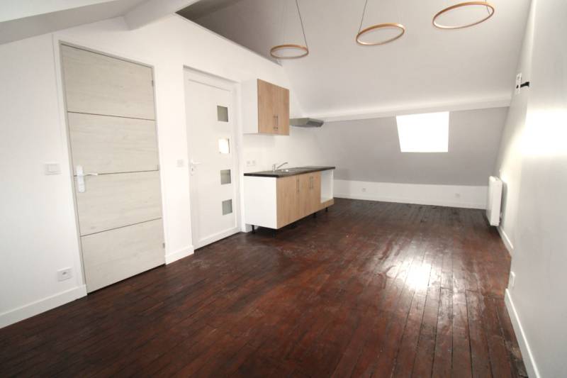 A VENDRE APPARTEMENT DE TYPE STUDIO - Entièrement rénové - 5ème étage - Rue Saint Jacques - 2 min de la plage et du port - Cœur du centre-ville de DIEPPE
