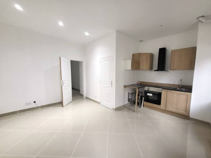 A VENDRE APPARTEMENT DE TYPE T2 - ENTIÈREMENT RÉNOVÉ - 32,14 M² CARREZ - CUISINE ET SALLE D'EAU NEUVES - A DEUX PAS DU PORT - DIEPPE